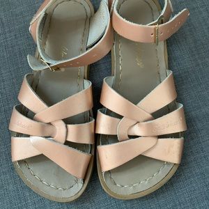 Saltwater sandals in rose gold